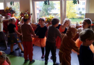 Dzieci tańczą taniec "Kasztanków"